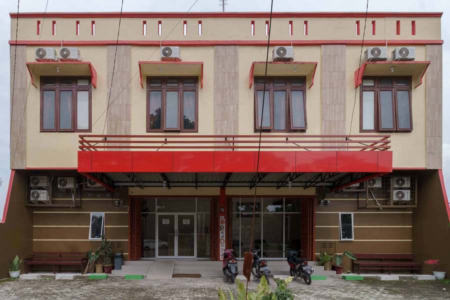 RedDoorz near RS Adam Malik Medan 2 — hotel in Sunggal