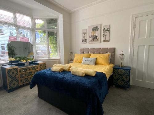 Right by Leigh Broadway Private Garden large ground fl apt — 4-Star Luxury Hotel in Southend-On-Sea, United Kingdom