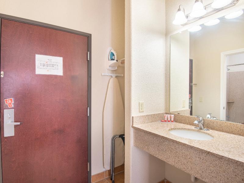 OYO Townhouse Clute Lake Jackson - photo 20