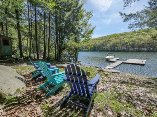 Nearby Private Lakefront with Hot Tub Fire Pit and Dock in Deer Park, United States