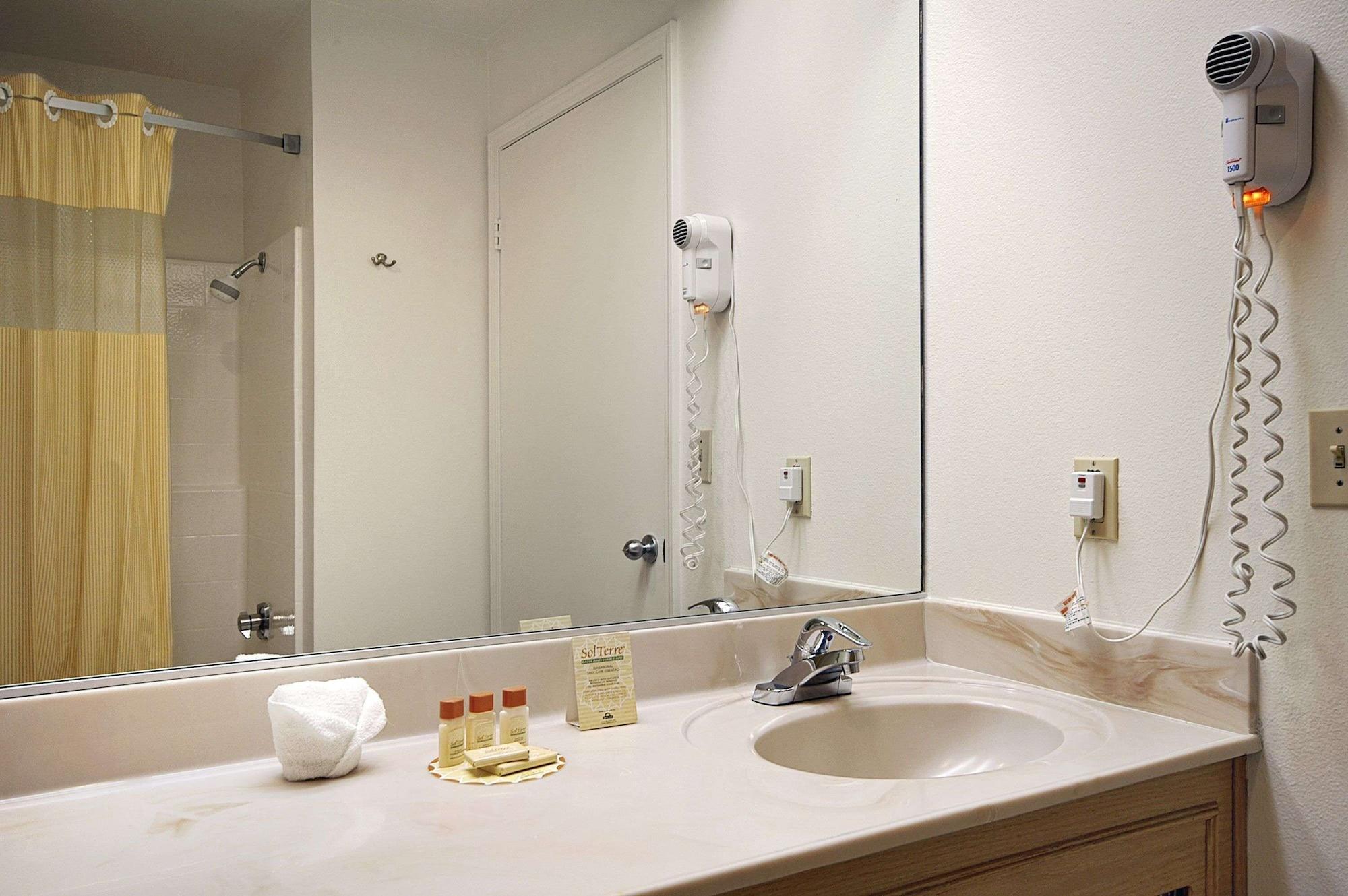 Days Inn by Wyndham Riverside Tyler Mall - photo 17