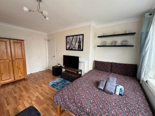 Huge and affordable 3 bedroom flat in Hammersmith for 7 people with welcome breakfast — 5-Star Luxury Hotel in London, United Kingdom