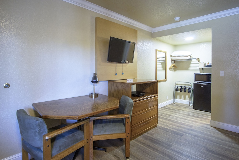 Charm Motel & Suites - photo 37
