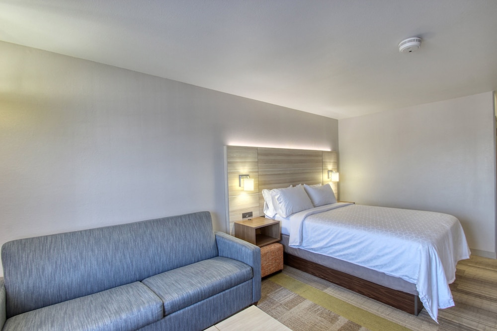 Holiday Inn Express Hotel & Suites Milwaukee Airport by IHG - photo 14