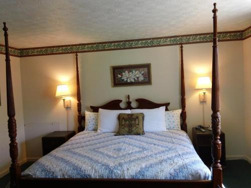 White Columns Motel - photo 10