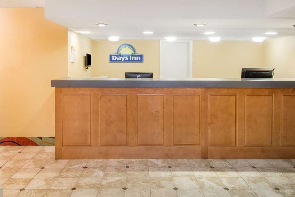 Days Inn by Wyndham Roanoke Near I 81 - photo 4