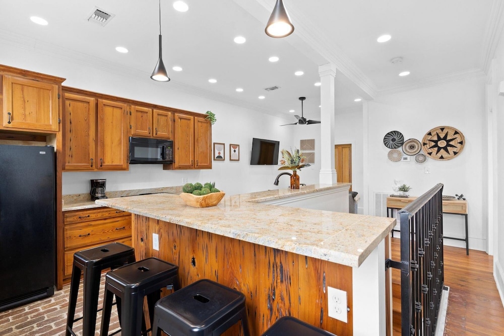 Mid City 2BR w Balcony Near Canal Streetcar - photo 15