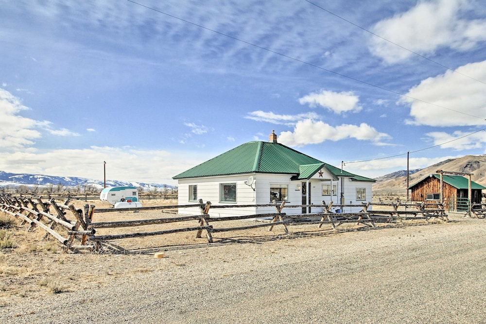 Peaceful Retreat on 1 Acre w Panoramic Mtn Views — hotel in Salmon