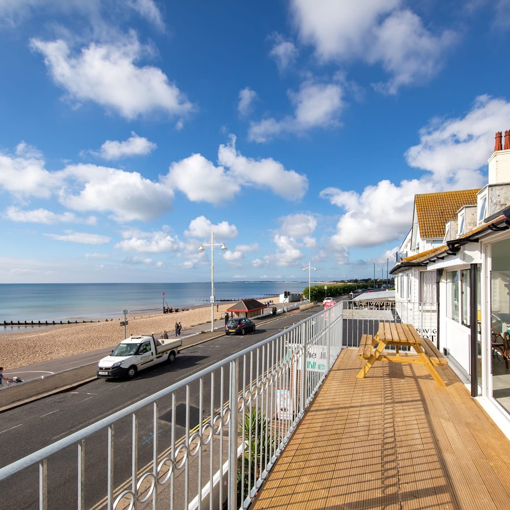 Beautiful Beachfront House wth Balcony & Sea Views — 4-Star Luxury Hotel in Bognor Regis, United Kingdom