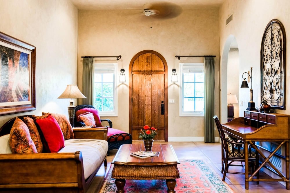 Catalina by AvantStay Private Grand Estate Backyard & Pool - photo 24