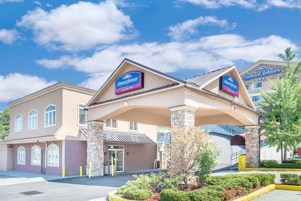 Howard Johnson by Wyndham North Bergen in North Bergen, United States