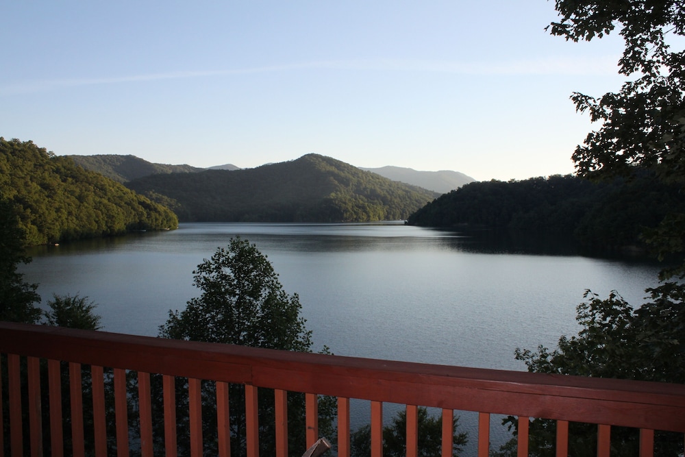 stayNantahala Smoky Mountain Cabins — 4-Star Luxury Hotel in Topton, United States