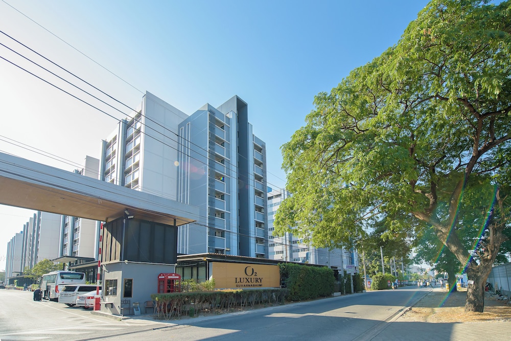 O2 Grand Suvarnabhumi Airport Free Scheduled Shuttle from Hotel to Suvarnabhumi Airport in Samut Prakan, Thailand