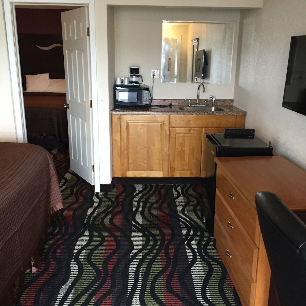 Town and Country Motel - photo 10