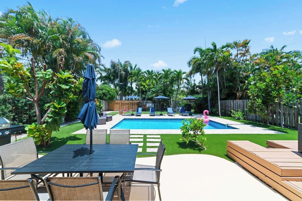 Ocean House For 4 — 4-Star Luxury Hotel in Hollywood, United States