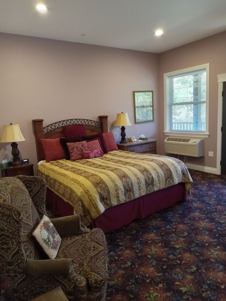 Hearthstone Elegant Lodge by the River - photo 16