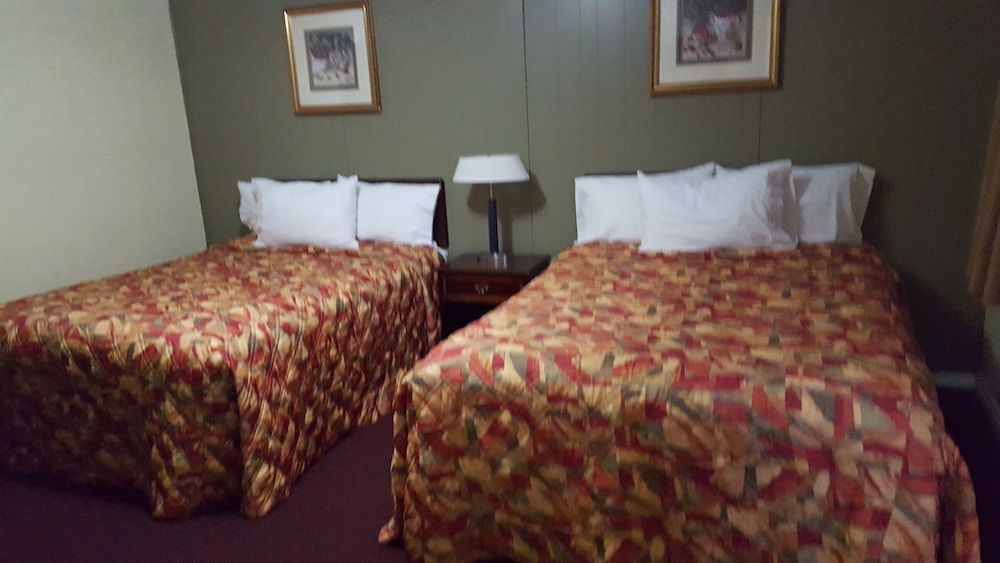 Colonial West Motel - photo 6