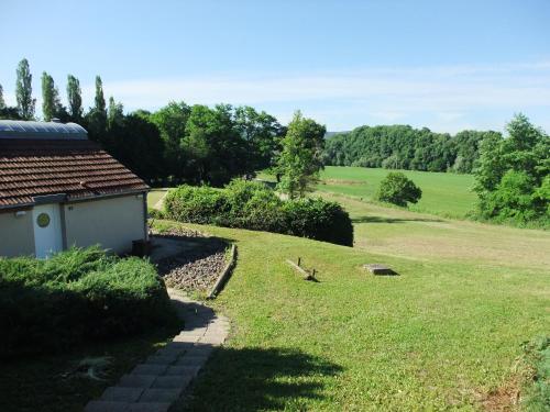 Pavillon moderne avec terrasse et vue sur rivière FR 1 583 26 — hotel in Auxon-Dessous