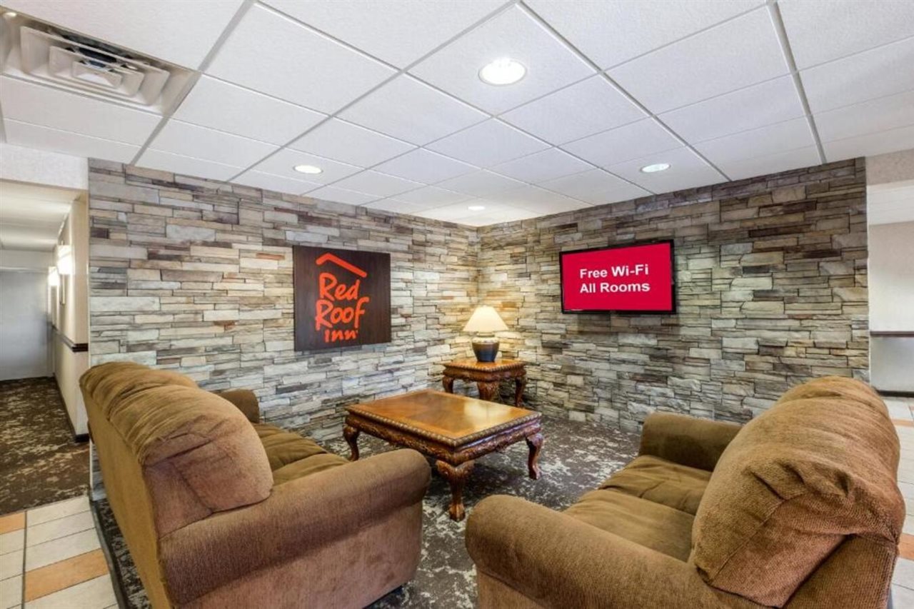 Red Roof Inn Hendersonville - photo 4