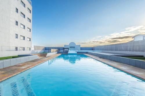 Elegant Emerald Stay at Ridgeton Modern Two Bedroom Apartment in the Heart of Umhlanga Ridge Sleeps 6 — 4-Star Luxury Hotel in Durban, South Africa