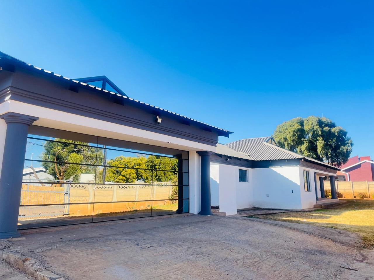 Mafjoint2 - carbon neutral hotel in Zeerust
