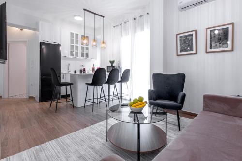 Koukaki 2BR Apt with Balcony Walk to Acropolis — 4-Star Luxury Hotel in Athens, Greece