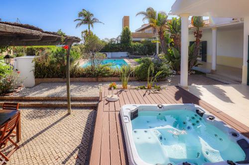 Villa Mar Ali Jacuzzi 400M From The Beach By Bedzy — 4-Star Luxury Hotel in Albufeira, Portugal