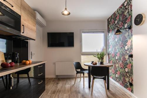 Monkey 77 Apartments Wigury Dostęp na KOD Parking Smaczna Kawa Centrum Blisko Piotrkowska Galeria Widok na miasto Klimatyzacja 7 piętro FV — 4-Star Luxury Hotel in Lodz, Poland