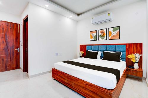 Collection O Noida Sector 83 Metro Station in Noida, India