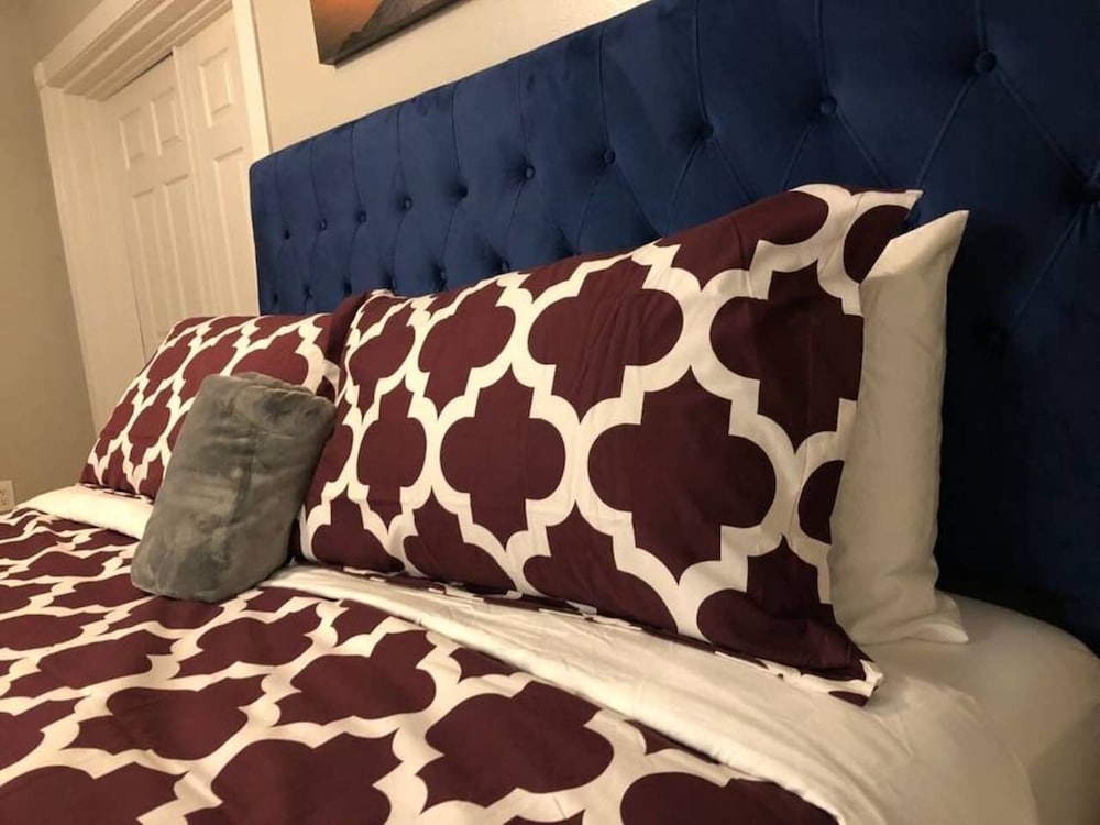 6149 Sandcrest Next TO Universal. 8 Beds. Pool. Very Clean - photo 2