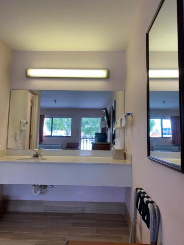 Regency Inn - photo 13