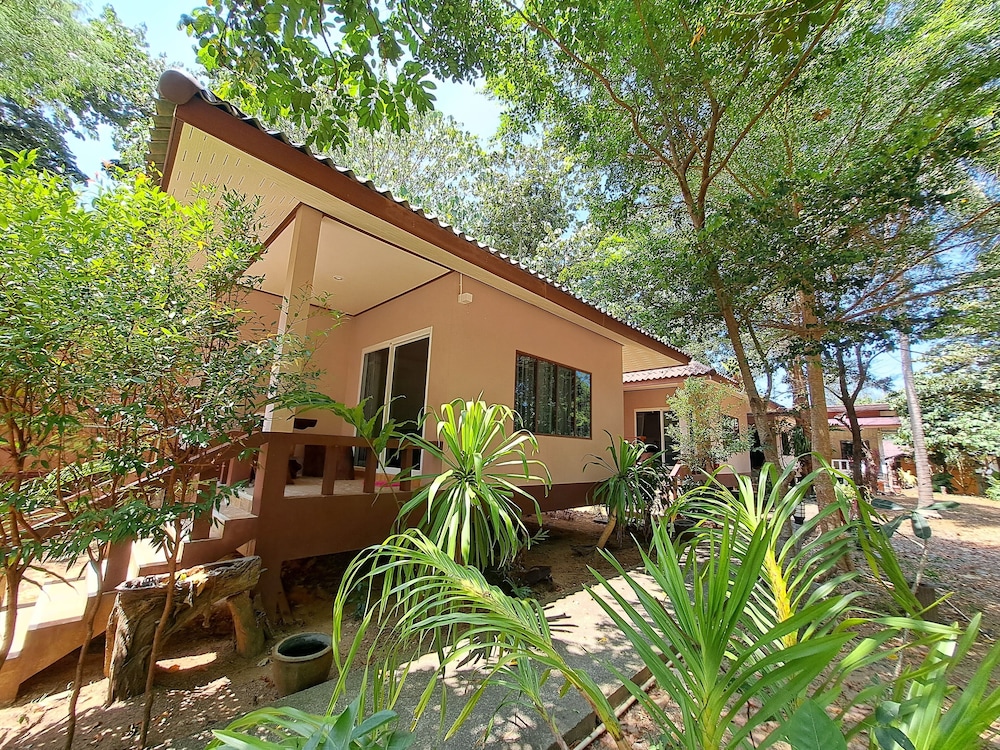 Baan Long Beach - carbon neutral hotel in Ko Lanta