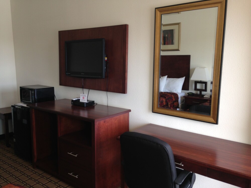 America Inn & Suites - photo 9