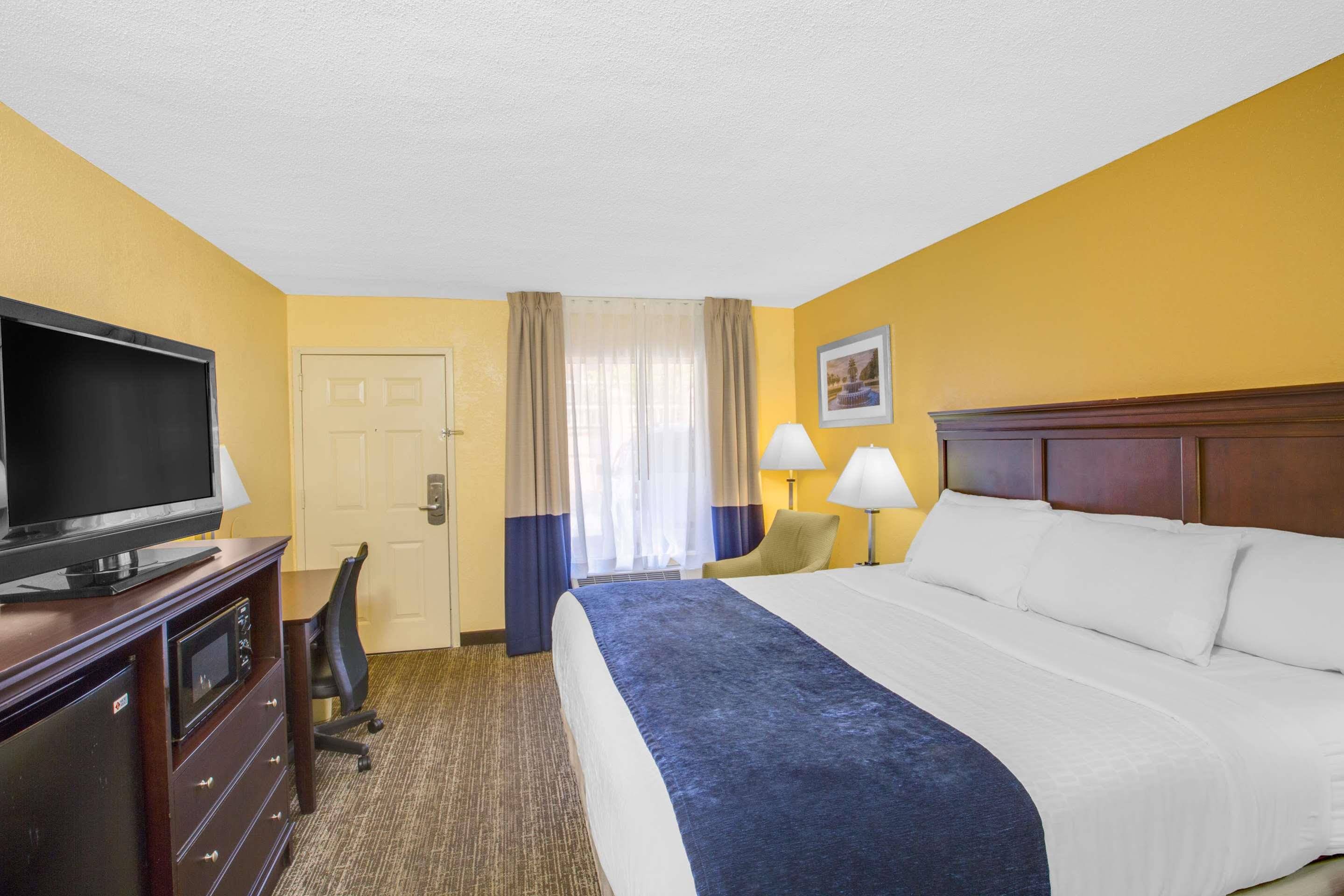 Days Inn by Wyndham Charleston Historic District - photo 10
