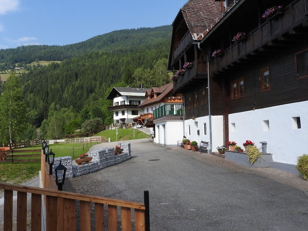 Ertlschweigerhaus - carbon neutral hotel in Donnersbach