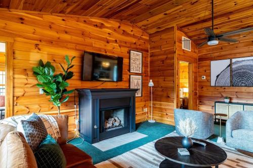 Spacious Family Home with Hot Tub Game & Play room — 4-Star Luxury Hotel in Sevierville, United States
