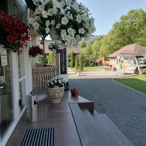 Chalet Zolota Pidkova & River — 4-Star Luxury Hotel in Slavske, Ukraine