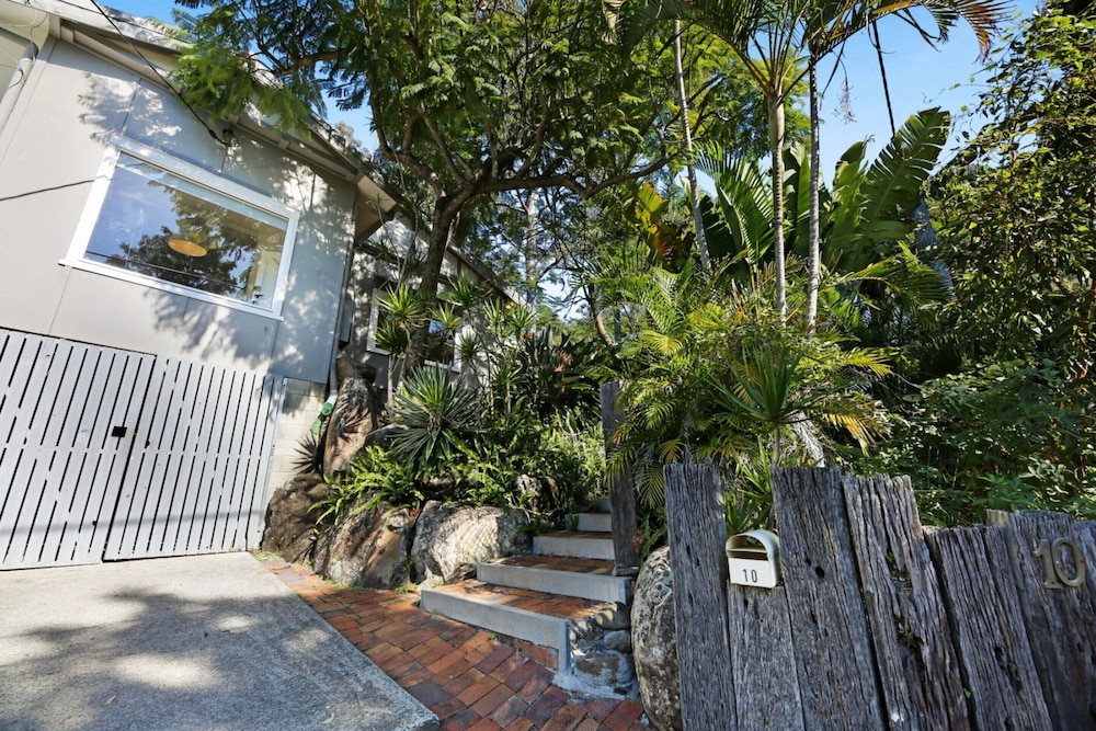 2 Bed Beach House in Burleigh Heads Amidst Nature — 4-Star Luxury Hotel in Gold Coast, Australia