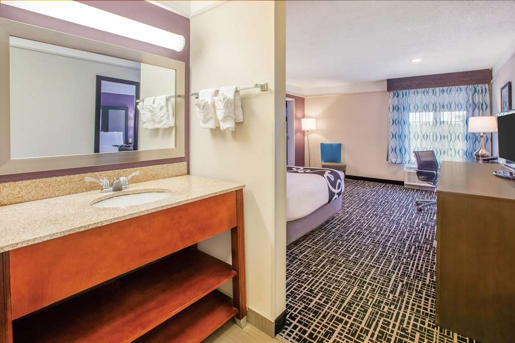 La Quinta Inn & Suites by Wyndham Cincinnati Airpt Florence - photo 12