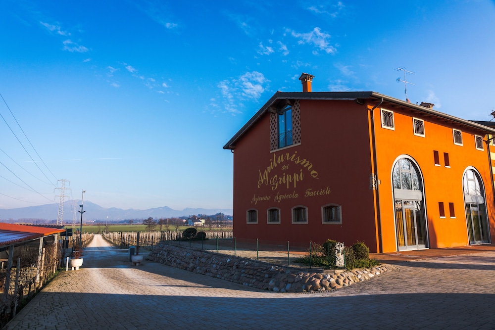 Agriturismo dei Grippi — 4-Star Luxury Hotel in Sona, Italy