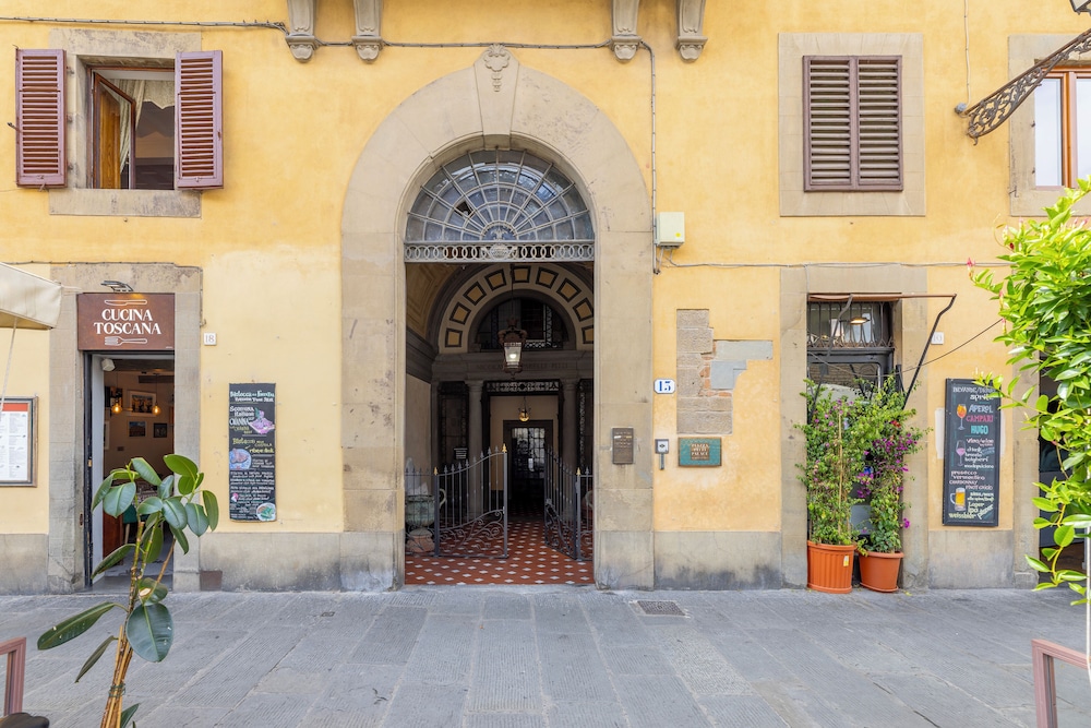 Pitti Suite 13 residenza d'epoca — 4-Star Luxury Hotel in Florence, Italy