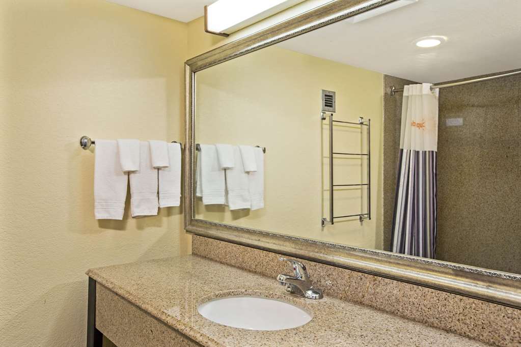 La Quinta Inn & Suites by Wyndham Salina - photo 23