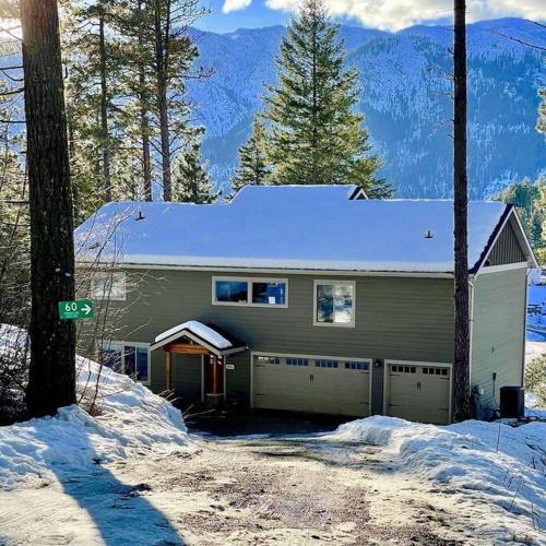 Alpine Lodge Epic Mountain Views Hot Tub 2 Miles to Town — 4-Star Luxury Hotel in Leavenworth, United States