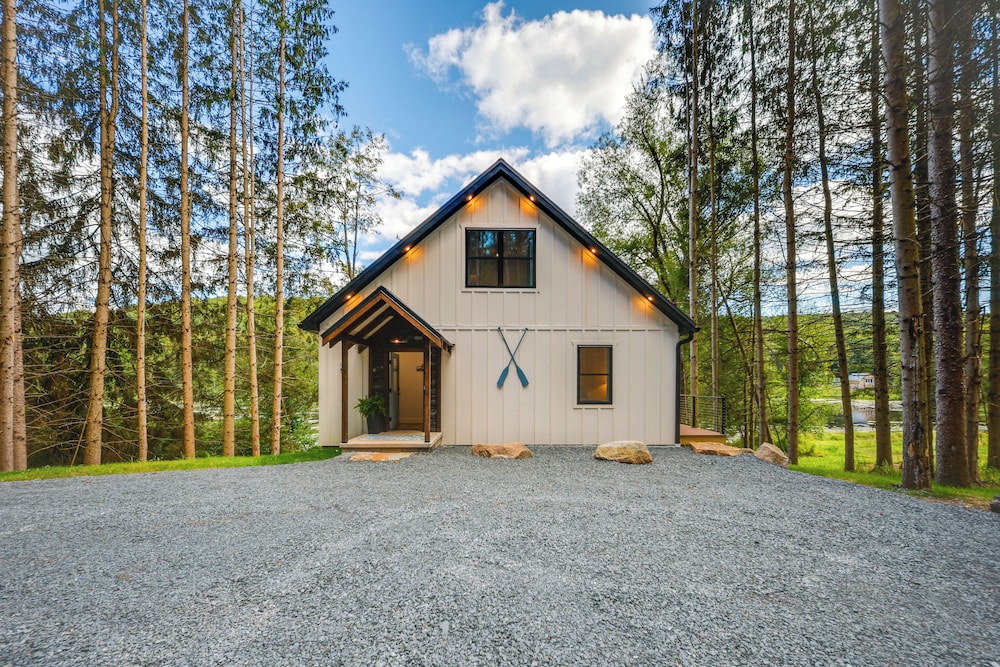 Waterfront New Albany Retreat w Therapy Animals in New Albany, United States