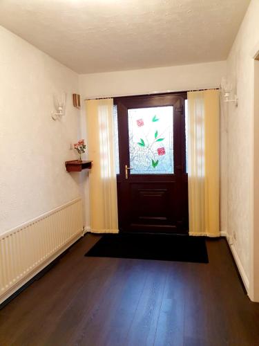 Chimes Company & Family Stay 2 Bedroom House with On Street free parking — 4-Star Luxury Hotel in Tamworth, United Kingdom