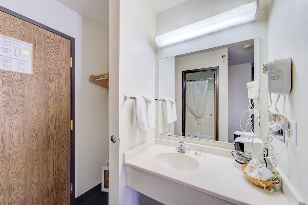 Capital O Amerihost Inn and Suites Fulton Hwy 54 MO - photo 37