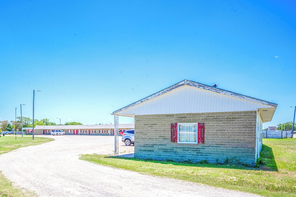 Green Acre Motel by OYO Near Rush County Airport - photo 26