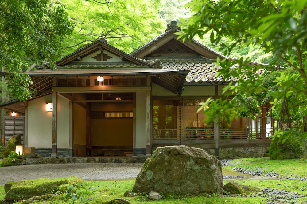 Nara Kasugaokuyama Tsukihitei — 4-Star Luxury Hotel in Nara-Shi, Japan
