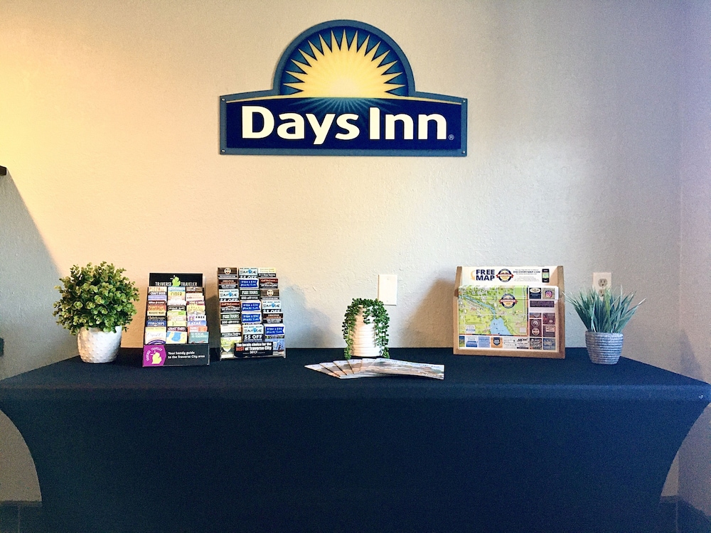 Days Inn & Suites by Wyndham Traverse City - photo 5