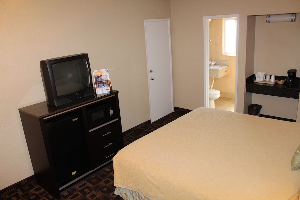 Harbor Inn & Suites - photo 34